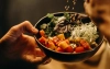 Buddha bowl - przepisy na zdrowe dania. Buddha bowl z kurczakiem, łososiem, tofu